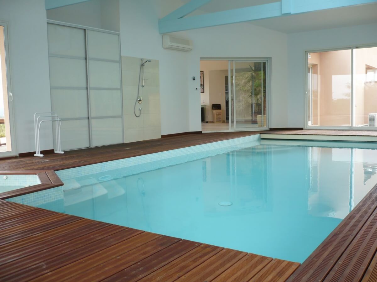 Villa traditionnelle - piscine intérieur