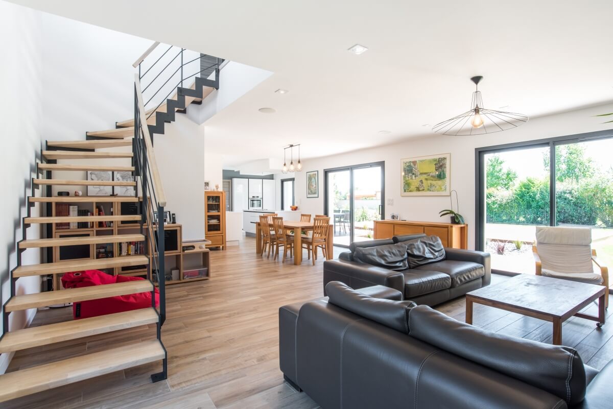 Maison contemporaine toulouse - escalier métal et bois intérieur