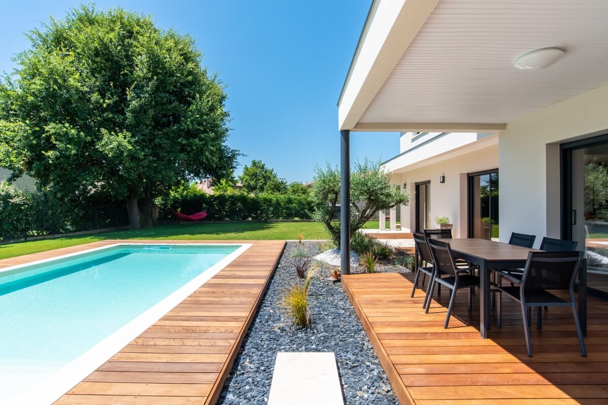 Maison contemporaine toulouse - terrasse couverte bois et piscine 