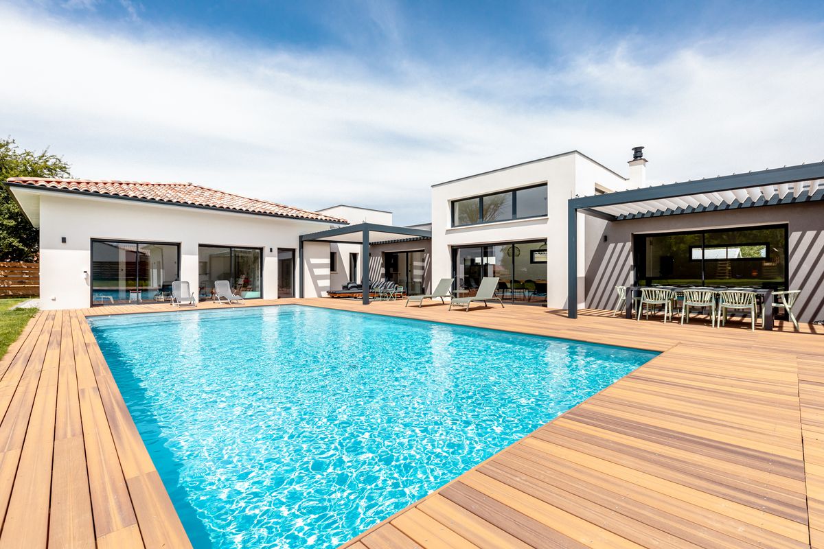 Maison individuelle toulouse-piscine-terrasse bois-pergola bioclimatique-maison contemporaine