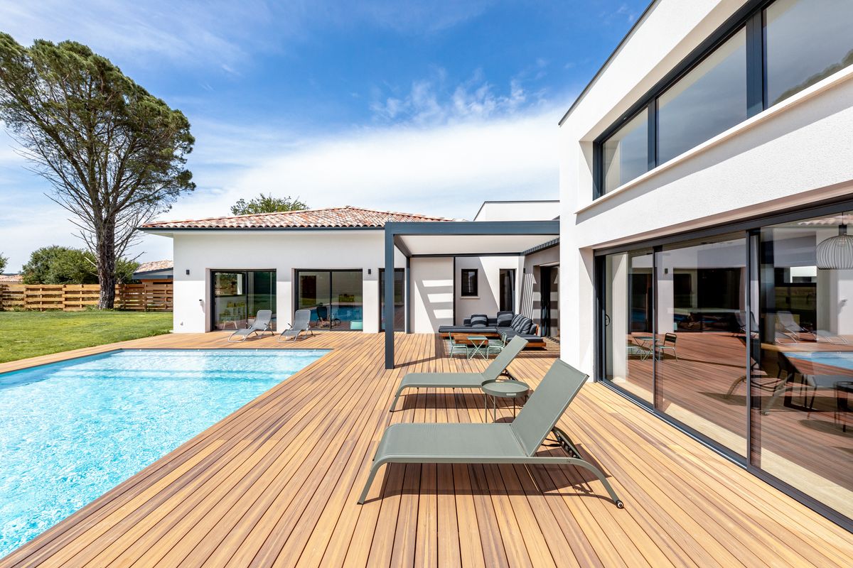 Maison individuelle toulouse - baies vitrées - pergola - terrasse bois