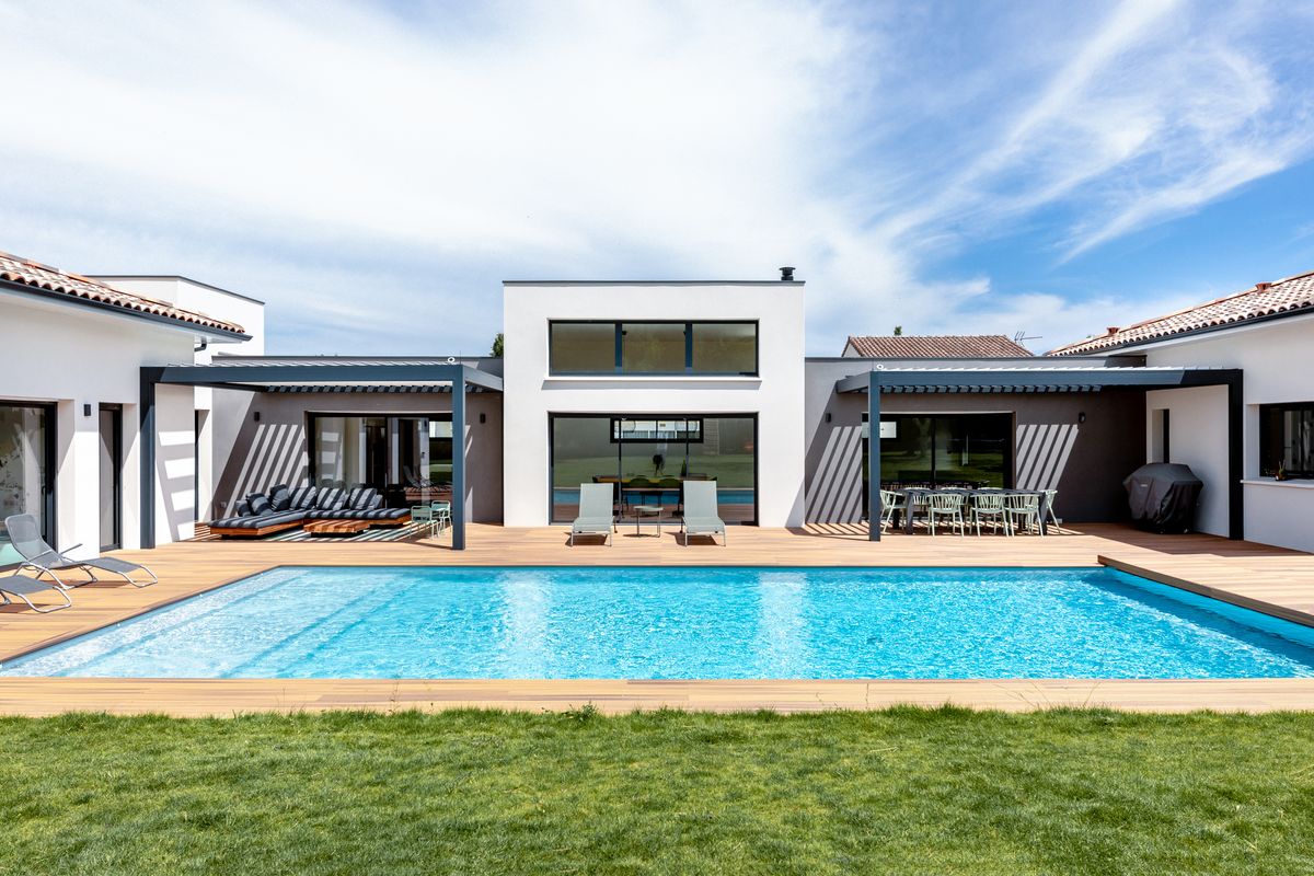 Maison individuelle toulouse-piscine-terrasse bois-pergola bioclimatique