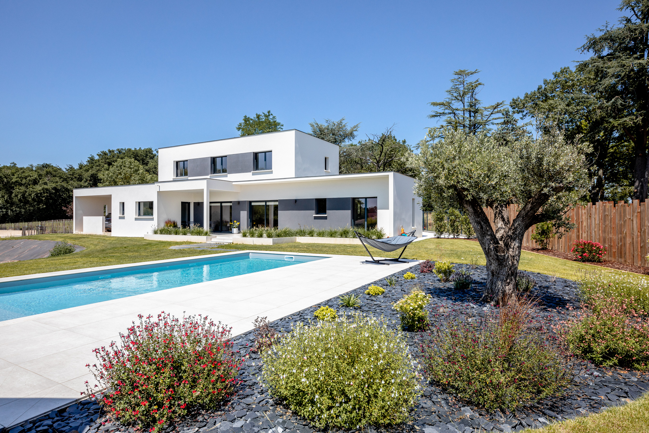 constructeur maison contemporaine toulouse avec piscine et jardin paysagé