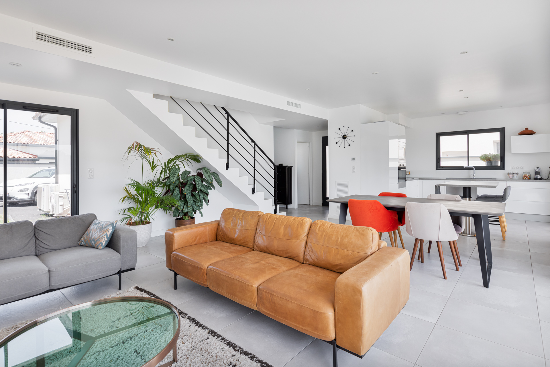 Maison individuelle toulouse - contemporaine - salon - escalier droit