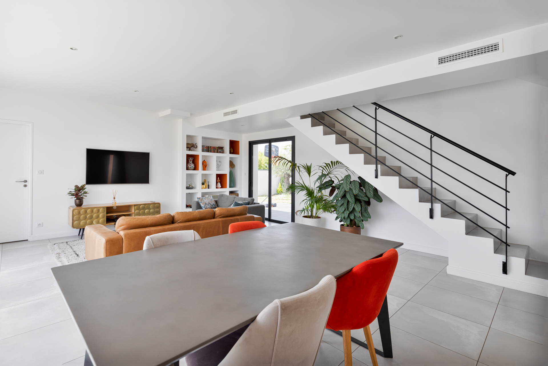 Maison individuelle toulouse - contemporaine - escalier droit - séjour déco