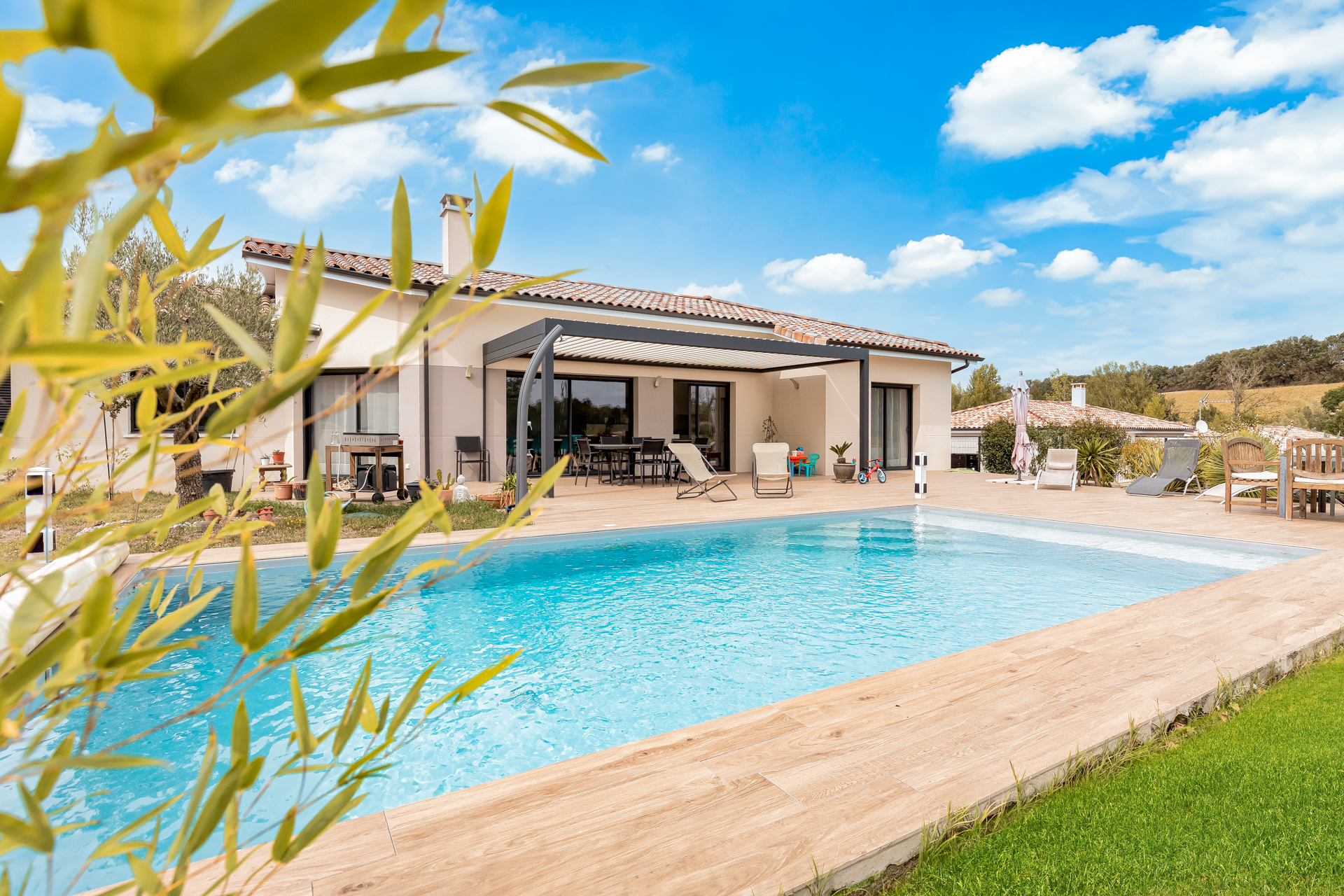 constructeur de maison toulouse, pergola, piscine, espaces verts